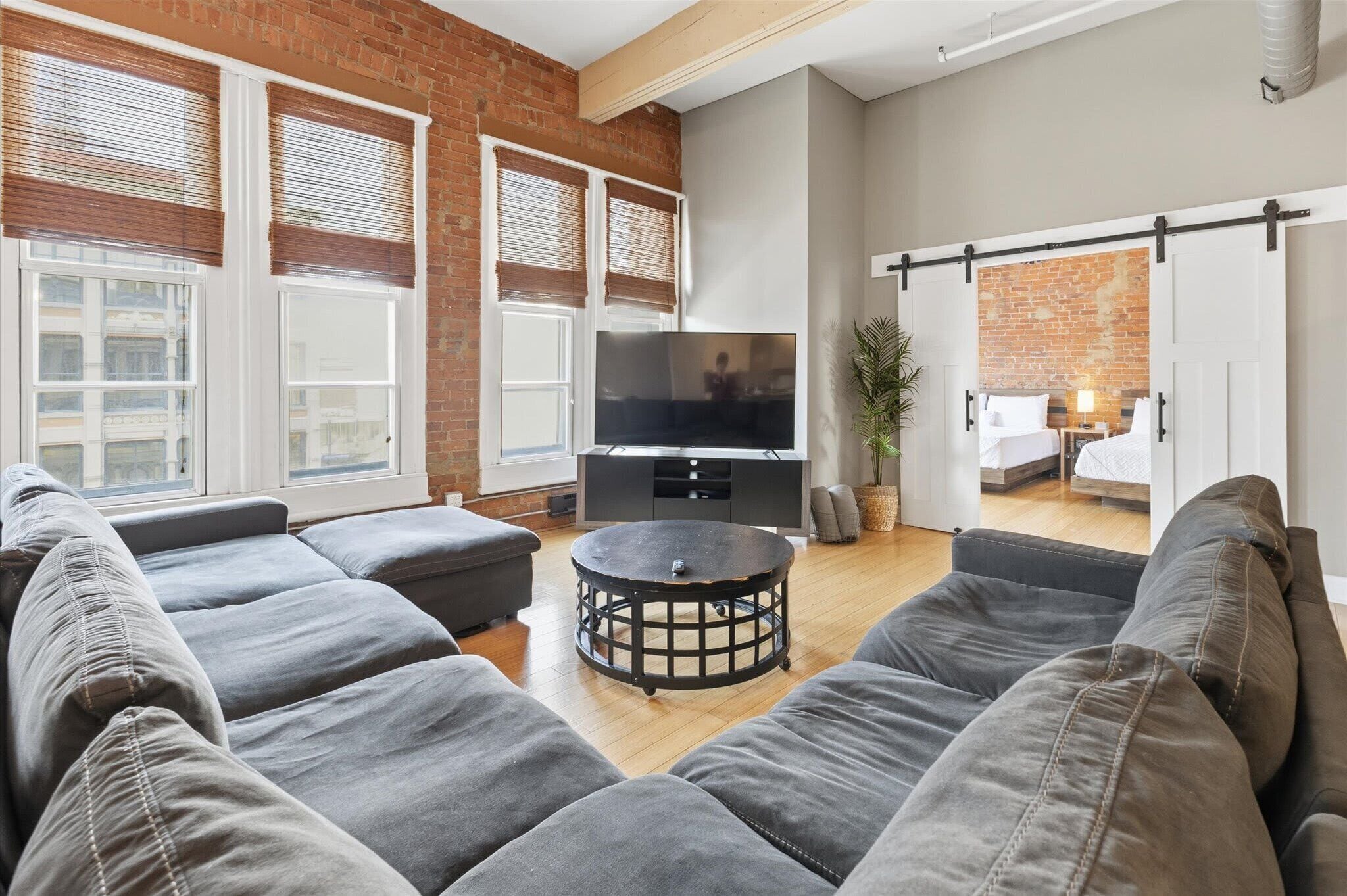 4 habitaciones, tabla de planchar con plancha, wifi y ropa de cama 