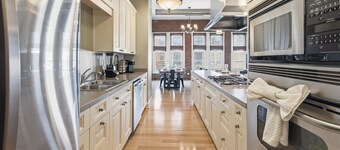 Top Floor Loft! 4 Bedrooms and 2,000 sq ft