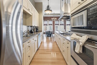 Top Floor Loft! 4 Bedrooms and 2,000 sq ft