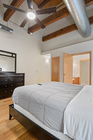 3 bedrooms, iron/ironing board, WiFi - Top Floor Loft in Downtown Indianapolis!!! (Indianapolis)