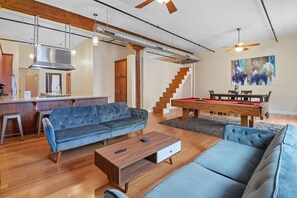TV, offices - Top Floor Loft in Downtown Indianapolis!!! (Indianapolis)