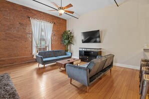 TV, offices - Top Floor Loft in Downtown Indianapolis!!! (Indianapolis)