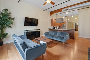 TV, offices - Top Floor Loft in Downtown Indianapolis!!! (Indianapolis)