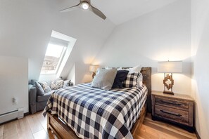 2 bedrooms, iron/ironing board, internet, bed sheets