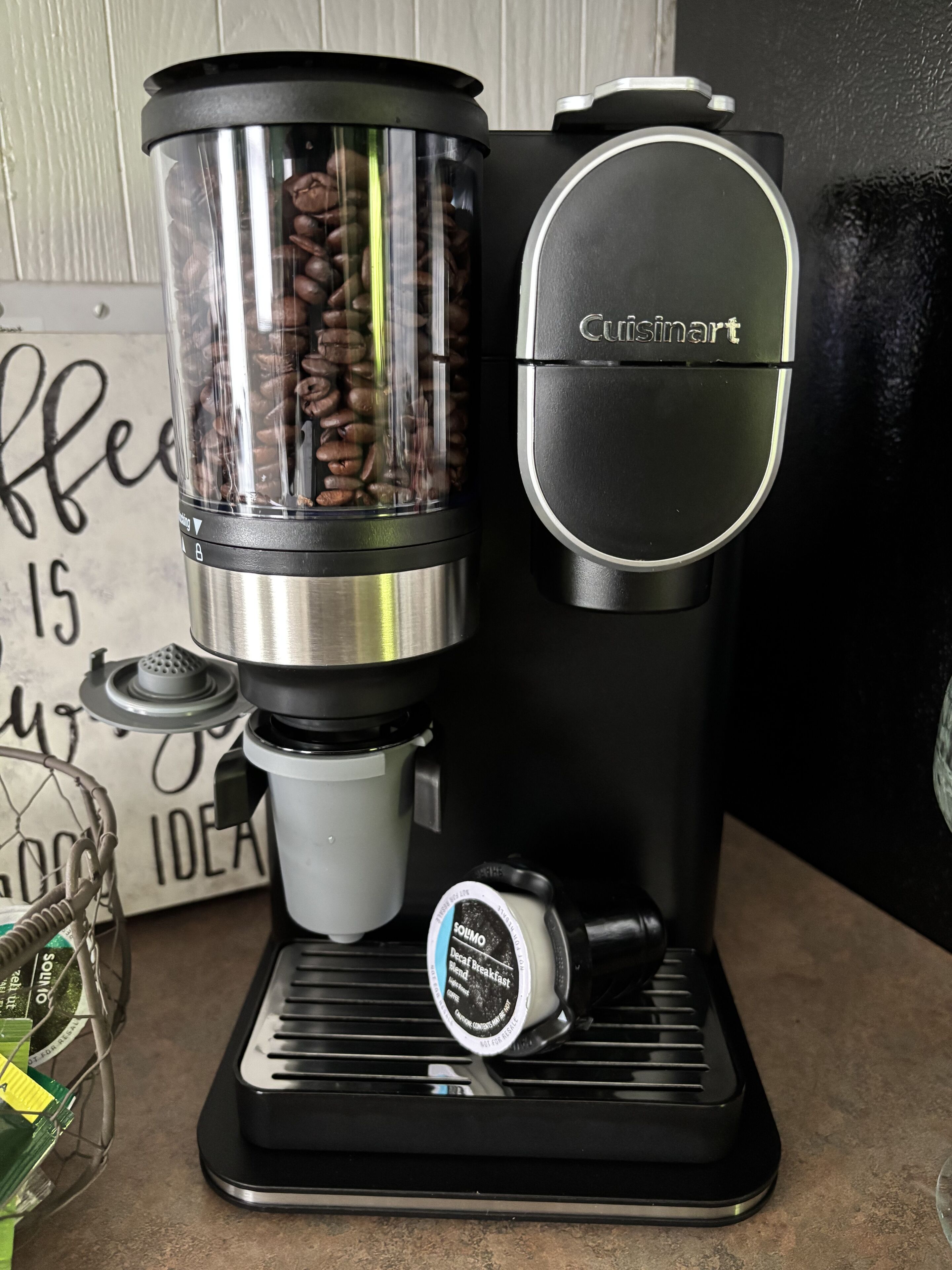 En kaffemaskine med kværn og kapseldispenser.