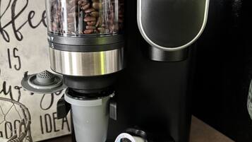 En kaffemaskine med kværn og kapseldispenser.