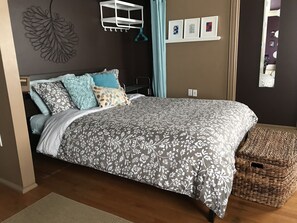 2 bedrooms, desk, iron/ironing board, free WiFi - House of Liebe - Quirky & Playful (Covington)