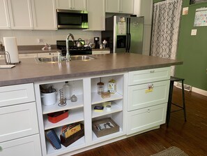 Geladeira, micro-ondas, fogão, cooktop