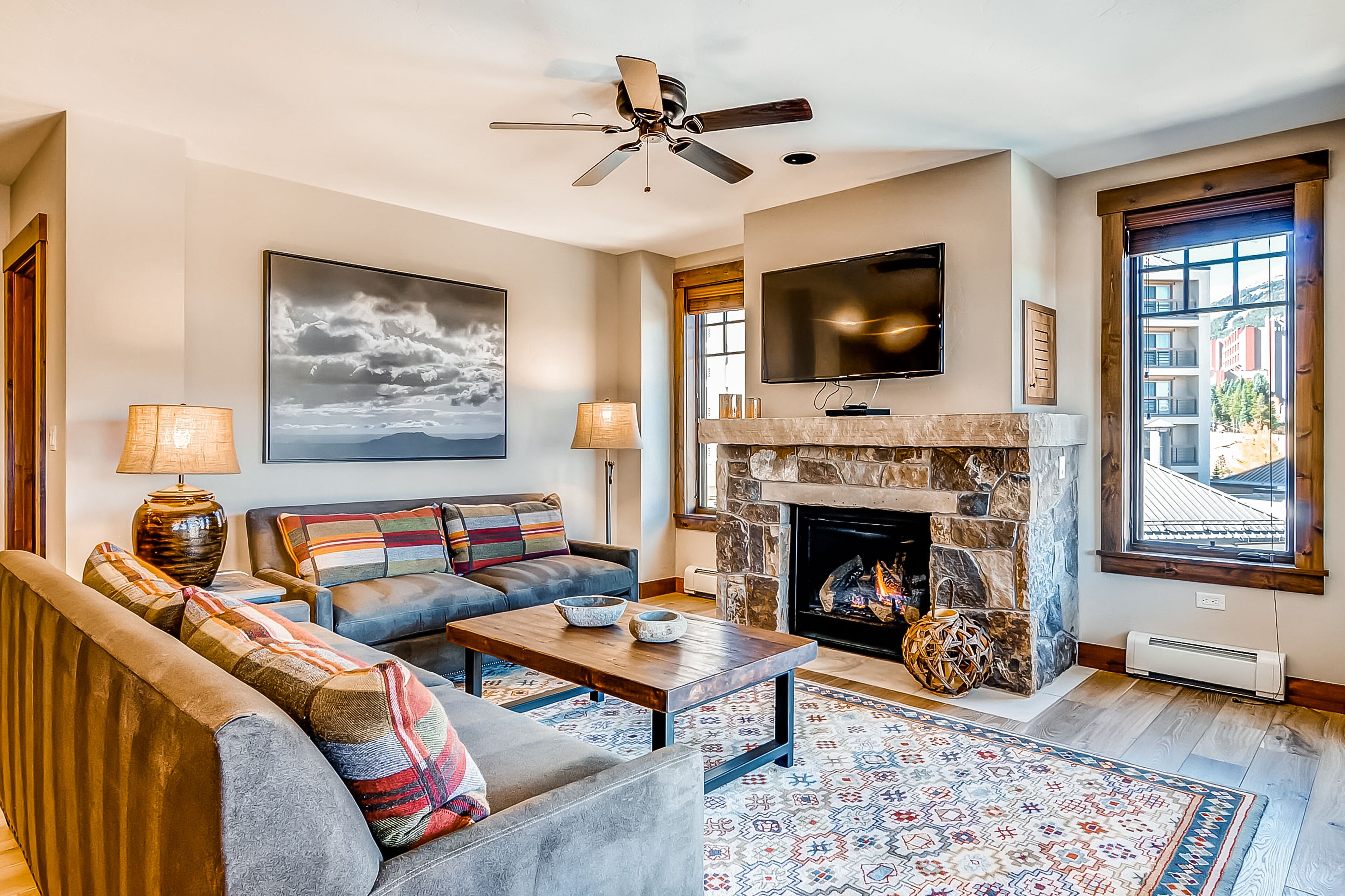 Light-filled corner condo with great view, pool & hot tubs - walk to lifts