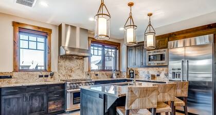 Light-filled corner condo with great view, pool & hot tubs - walk to lifts