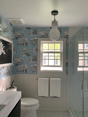Suihku, hiustenkuivaaja, pyyhkeet