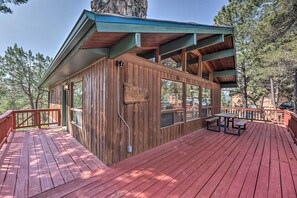 Outdoor dining - Quiet Retreat w/ Hot Tub - 16 Miles to Ski Apache! (Ruidoso)