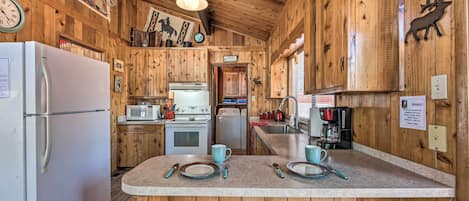 Refrigerador, microondas, parrilla de estufa y cafetera y tetera
