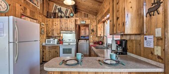 Quiet Retreat w/ Hot Tub - 16 Miles to Ski Apache!