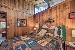 2 bedrooms, iron/ironing board, Internet, bed sheets - Quiet Retreat w/ Hot Tub - 16 Miles to Ski Apache! (Ruidoso)