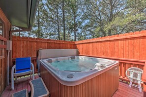 Outdoor spa tub - Quiet Retreat w/ Hot Tub - 16 Miles to Ski Apache! (Ruidoso)