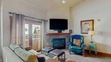 Televisión, chimenea y reproductor de DVD