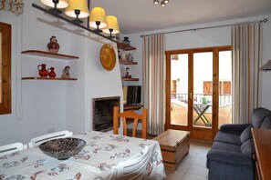 Televisión y chimenea 