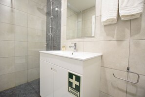 Dusche, Haartrockner, Bidet, Handtücher