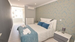 Ein Schlafzimmer mit Bett, Nachttisch und Kommode.
