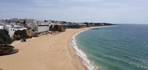 A coastal beach with buildings in the background. - T1 na Praia (Albufeira)