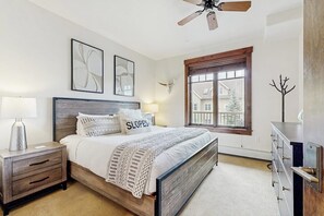 2 bedrooms, iron/ironing board, Internet, bed sheets - Luxury condo with hot tubs & pool, walk to lifts & downtown Breckenridge (Breckenridge)