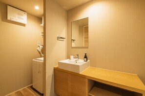 Separate bathtub and shower, free toiletries, hair dryer, slippers - GRAND BASE Fukuoka Tenjin (Fukuoka)
