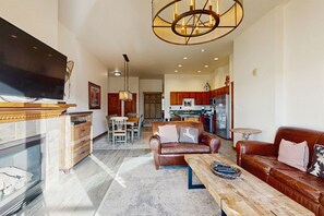 Televisión, chimenea y reproductor de DVD 