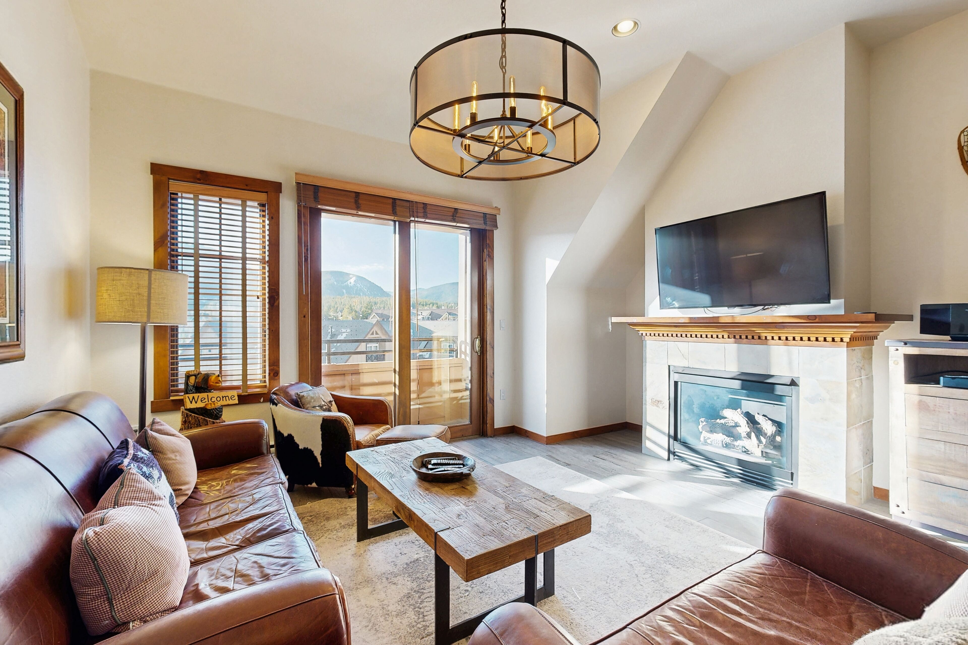 Una televisión, una chimenea, un reproductor de DVD