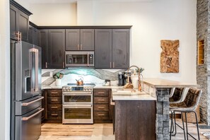 Frigorifero, microonde, forno, piano cottura