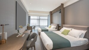 Una habitación de hotel moderna con dos camas, un escritorio y una silla.