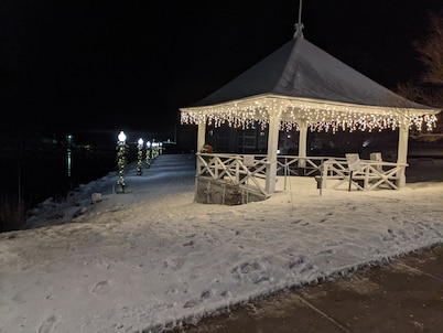 Apostle Is.'s gateway/next scenic marinas/fireplace/jacuzzi/corner w 4 windows