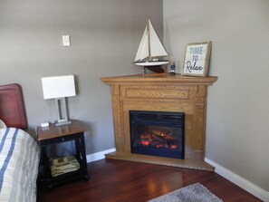 Free WiFi, bed sheets - Apostle Is.'s gateway/next scenic marinas/fireplace/jacuzzi/corner w 4 windows  (Bayfield)