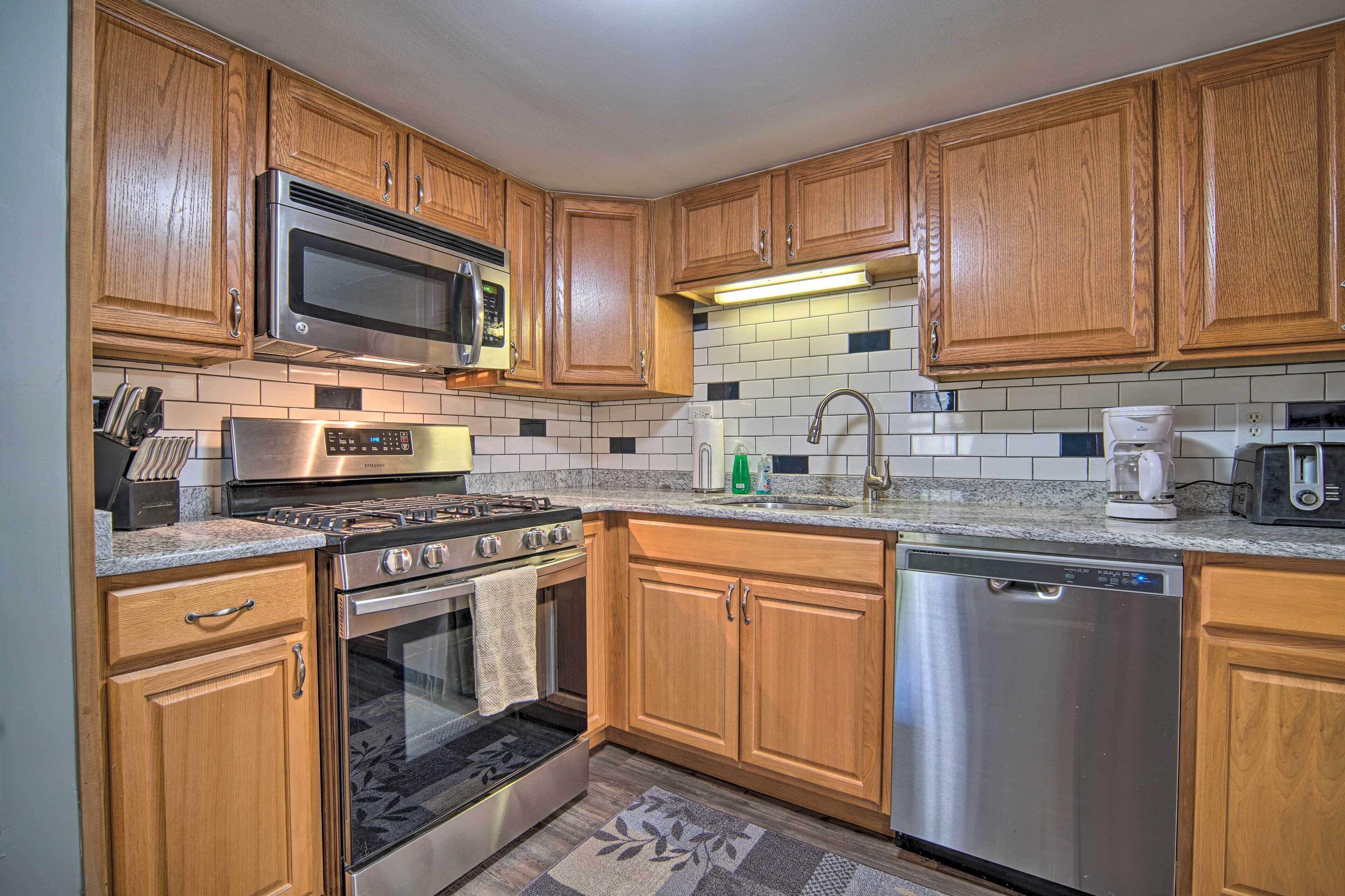 Fridge, microwave, stovetop, dishwasher