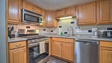 Fridge, microwave, stovetop, dishwasher