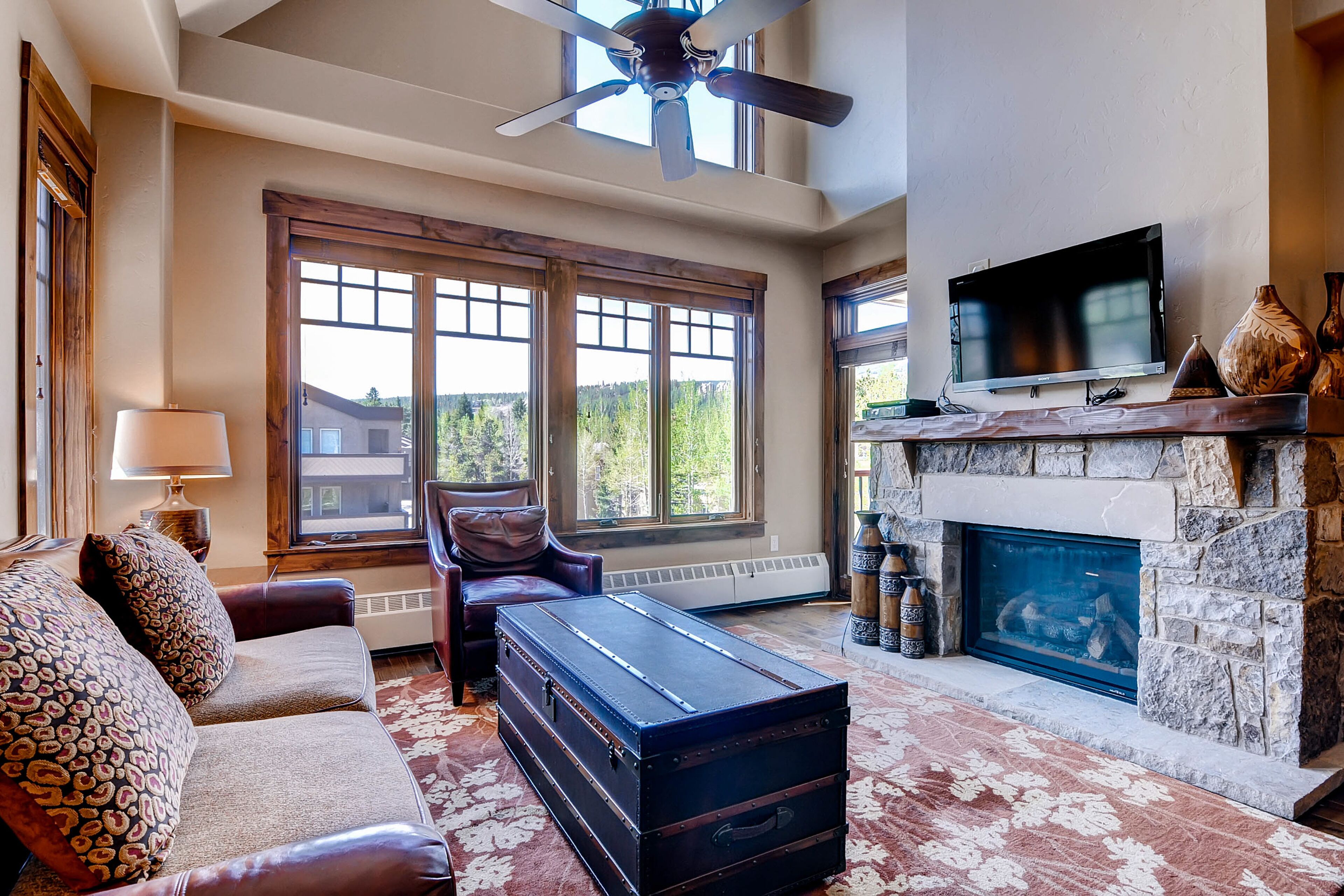 Beautiful condo with vaulted ceiling, hot tubs, pool & gym - walk to lifts