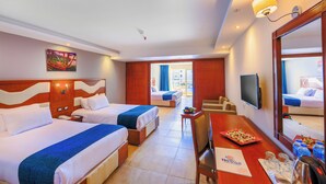 Une chambre d’hôtel avec deux lits, une table à manger avec un menu, une télévision et un grand miroir.