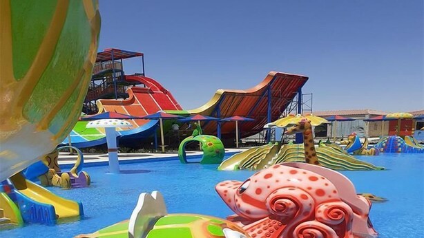 Un parc aquatique avec des toboggans et des structures gonflables.