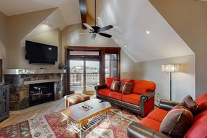 Fernseher, Kamin, DVD-Player