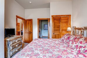 2 bedrooms, iron/ironing board, Internet, bed sheets