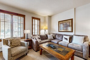 Een televisie, een open haard en een dvd-speler