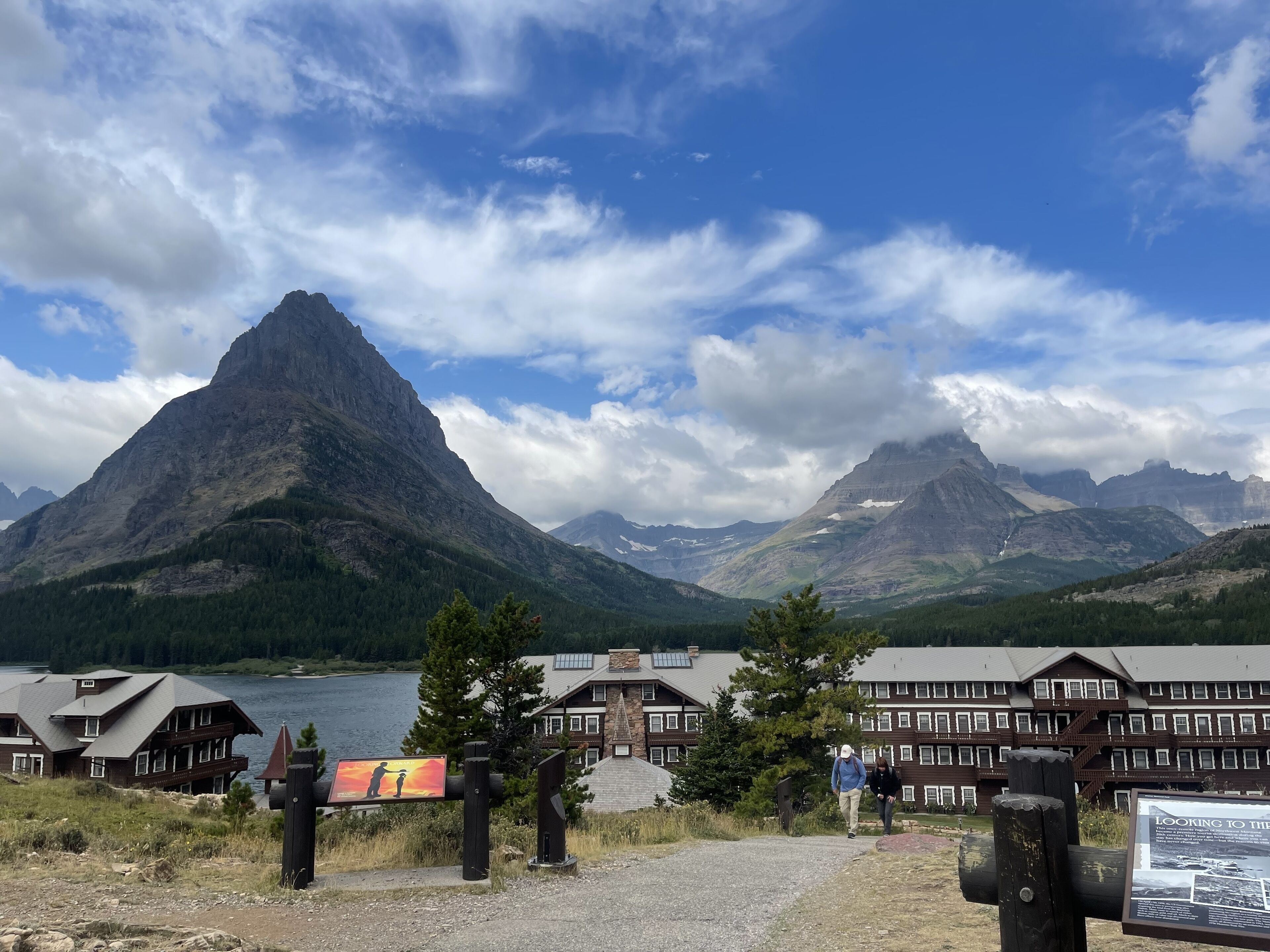 Un chalet de montagne offrant une vue sur un lac et des montagnes.