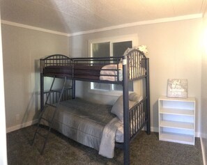 3 Schlafzimmer, Reisekinderbett, kostenloses WLAN, Bettwäsche