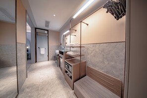 Douche, douche hydromassante, articles de toilette gratuits