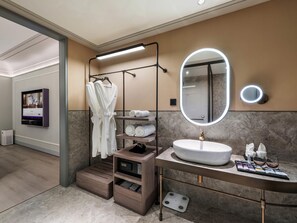 Minibar, desk, laptop workspace, free WiFi