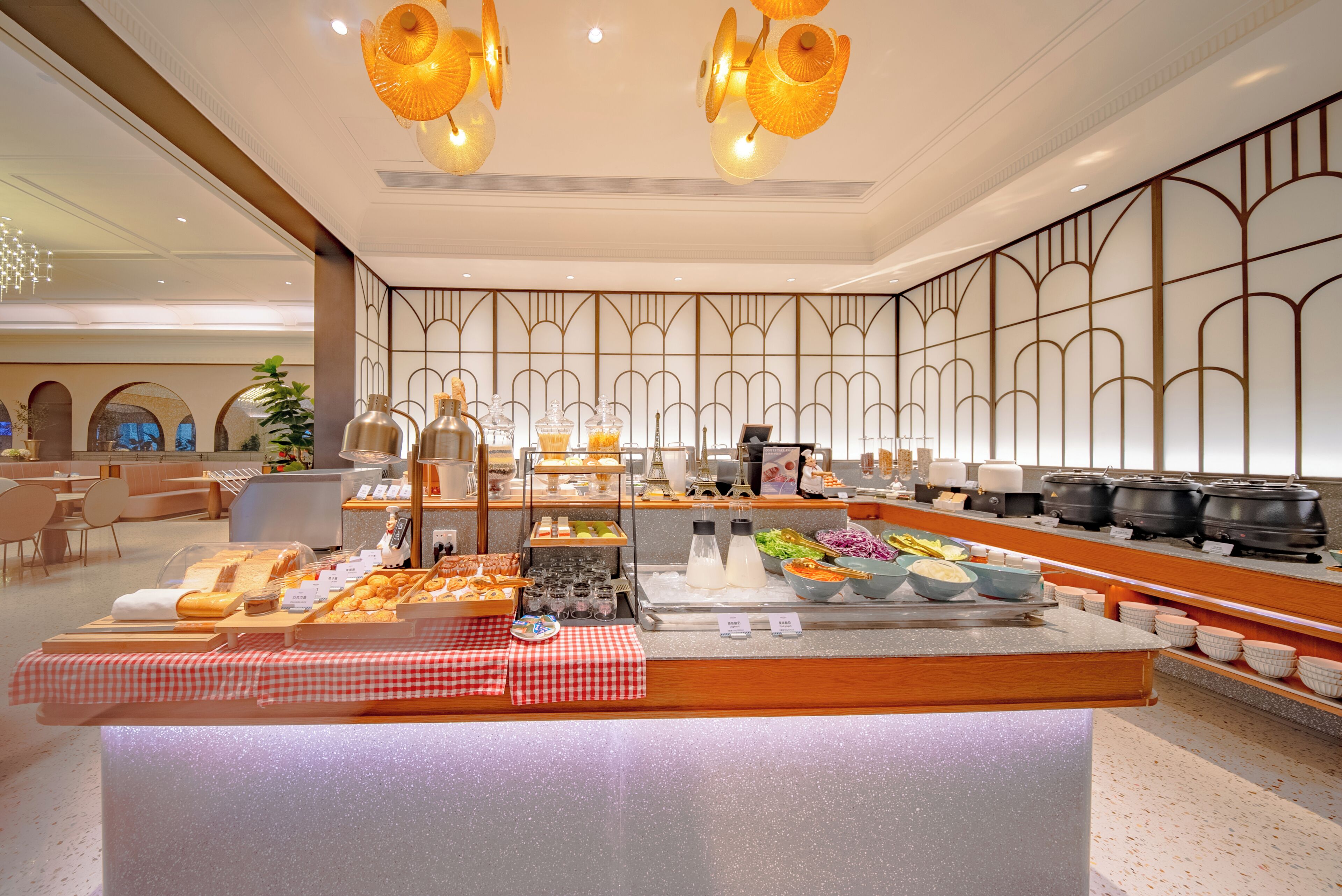 Daily buffet breakfast (CNY 58 per person)