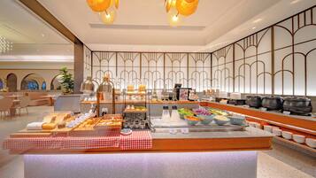 Daily buffet breakfast (CNY 58 per person)