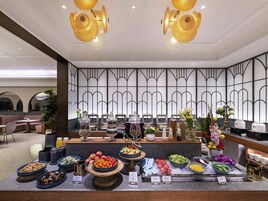 4 restaurantes, se sirve desayuno