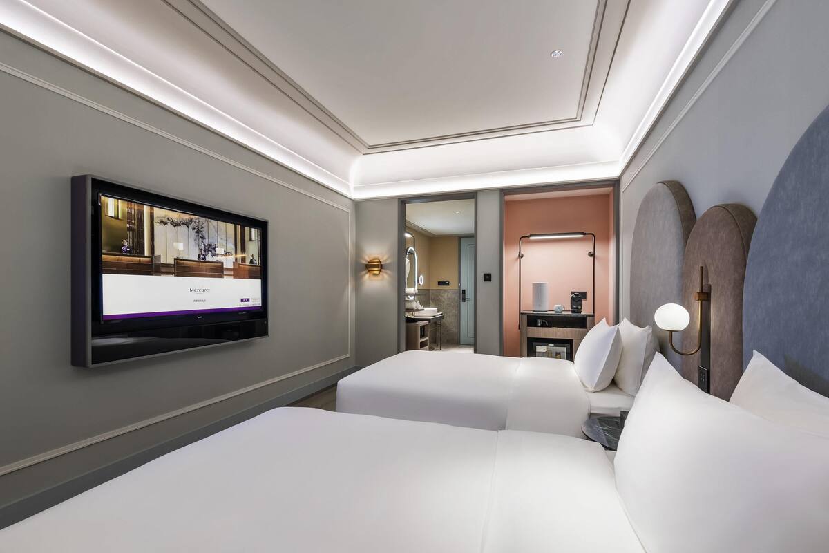 Minibar, escriptori i espai de treball apte per a portàtils