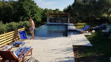 Een buitenzwembad en een verwarmd zwembad